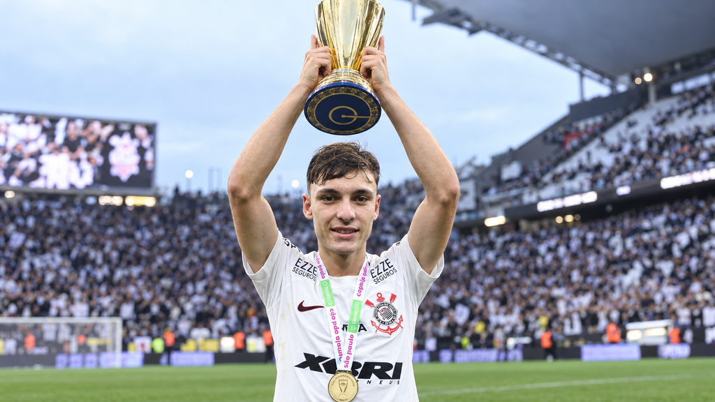 Ilustração de Breno Bidon com a camisa do Corinthians e medalha, levantando a taça da Copinha diante da torcida.
