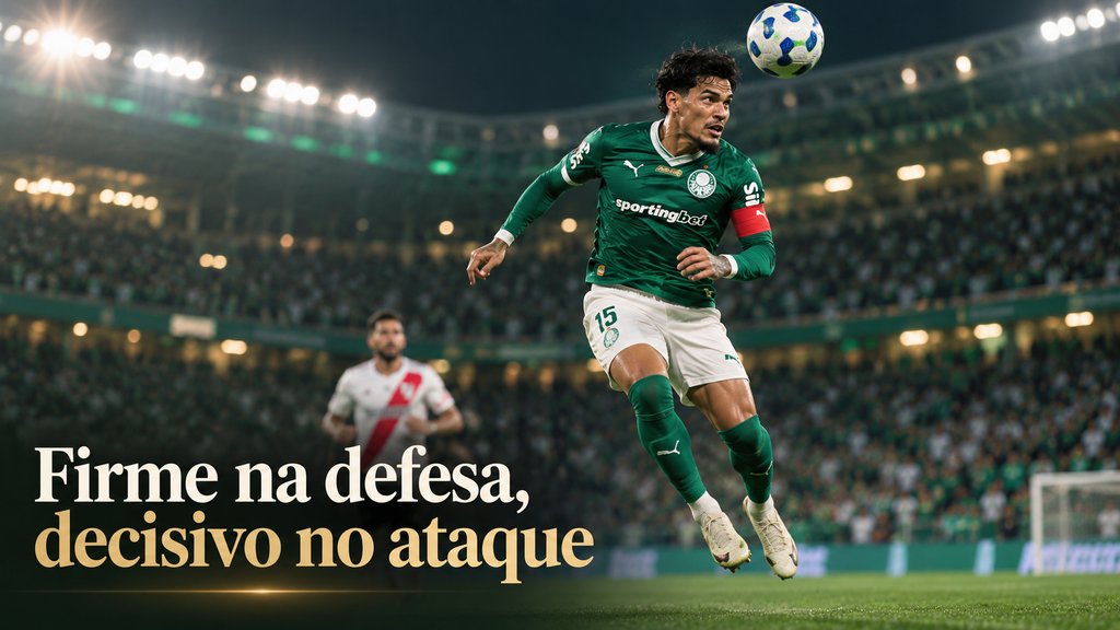 Gustavo Gómez saltando para cabecear a bola com uniforme do Palmeiras e braçadeira de capitão, em estádio iluminado.